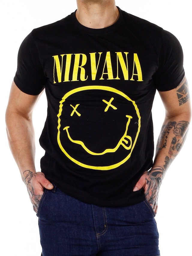 mann som står i et studio iført en svart nirvana T-skjorte